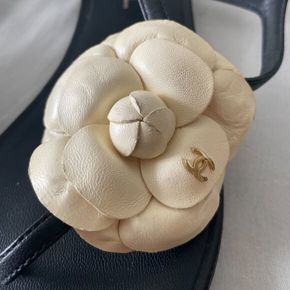CHANEL White Camelia Flip Flops Sandals Leather - Picture 4 of 11